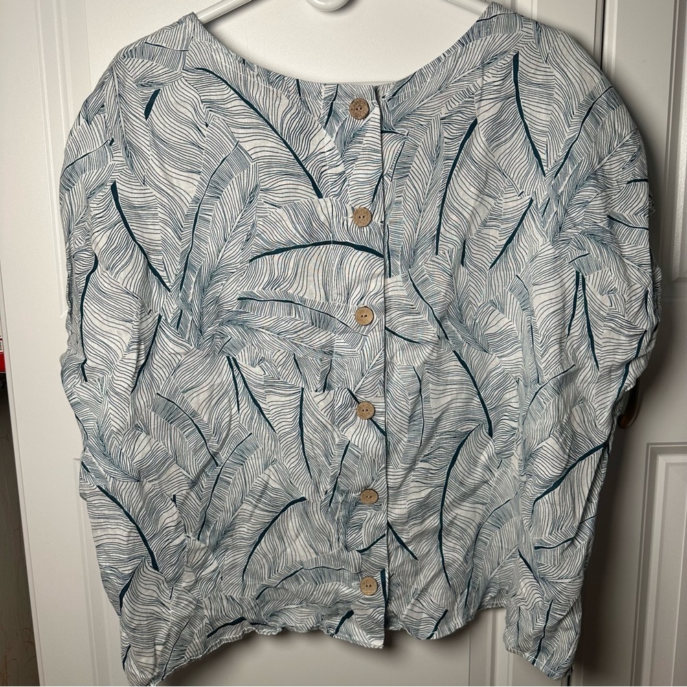 Tahari xL  Linen White Green Palm Frond Floral Boxy Tee Shirt Wood Button Back - Picture 4 of 5